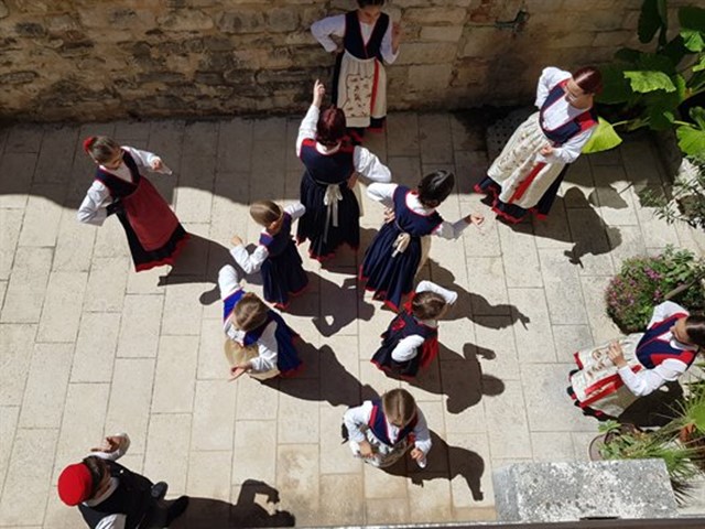 Mala škola folklora
